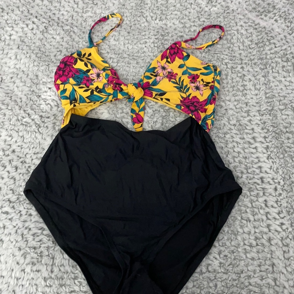 One piece bathing suit with cutout size small.
